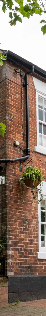 Valiant Pub Company - Thorn Tree Valiant Pub Company - Thorn Tree